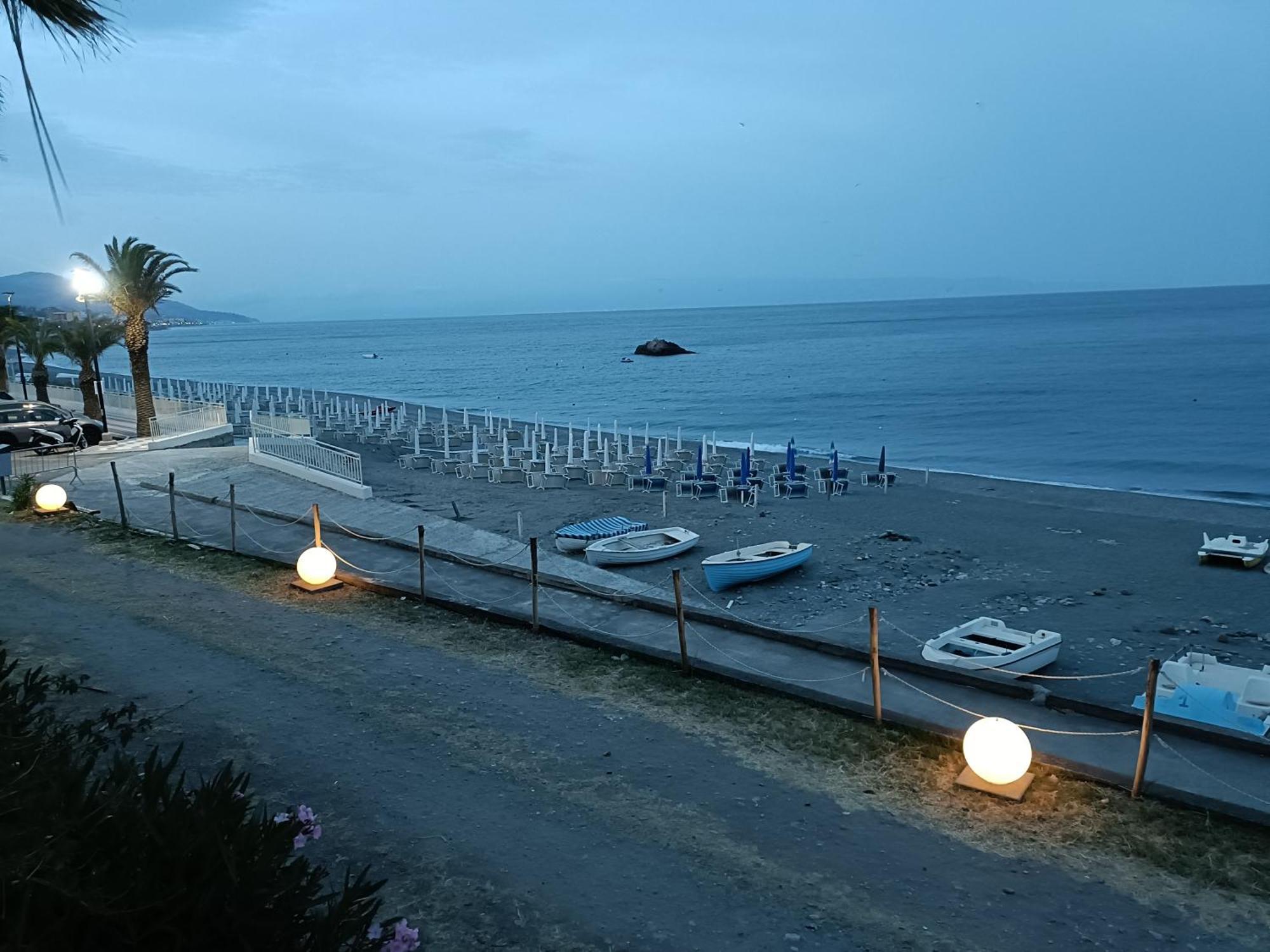 Casa Vacanze Margarita Sant'Alessio Siculo Eksteriør billede